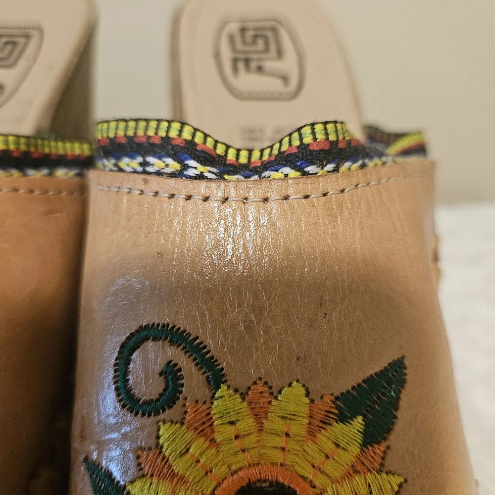 Leather Floral Embroidered Platform Wedge Women's size 6 *ay